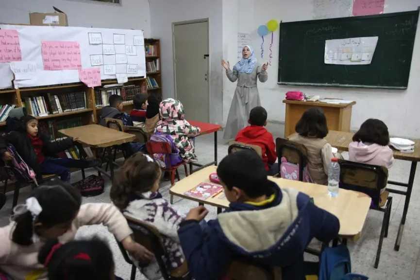 تحديات التعليم في غزة: أطفال يواجهون صعوبات في مسك القلم