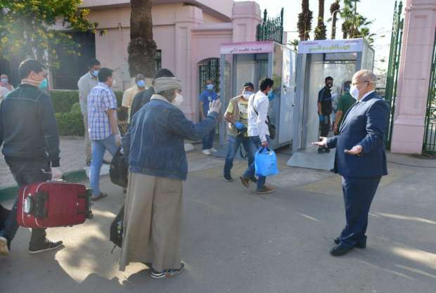 أحد العالقين يسجد قبل التسكين في المدينة الجامعية